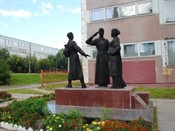 Скульптурная-композиция-памяти-учителей-и-выпускников-школы-№1